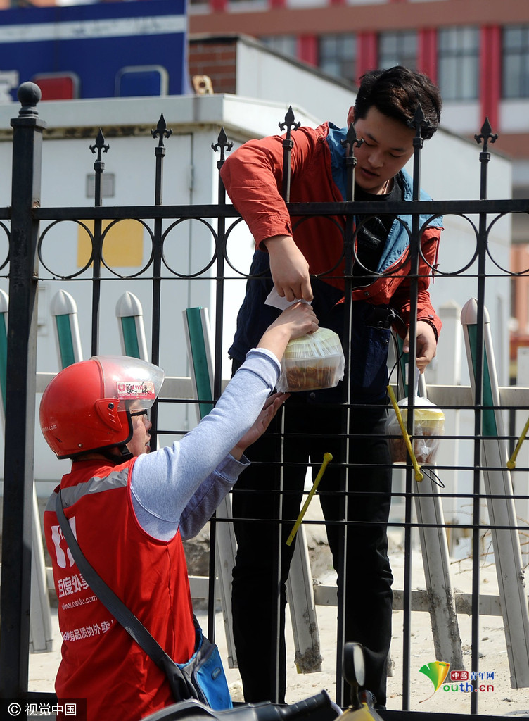 藝校實行封閉管理 學(xué)生“跨欄”買飯 藝校實行封閉管理 學(xué)生“跨欄”買飯