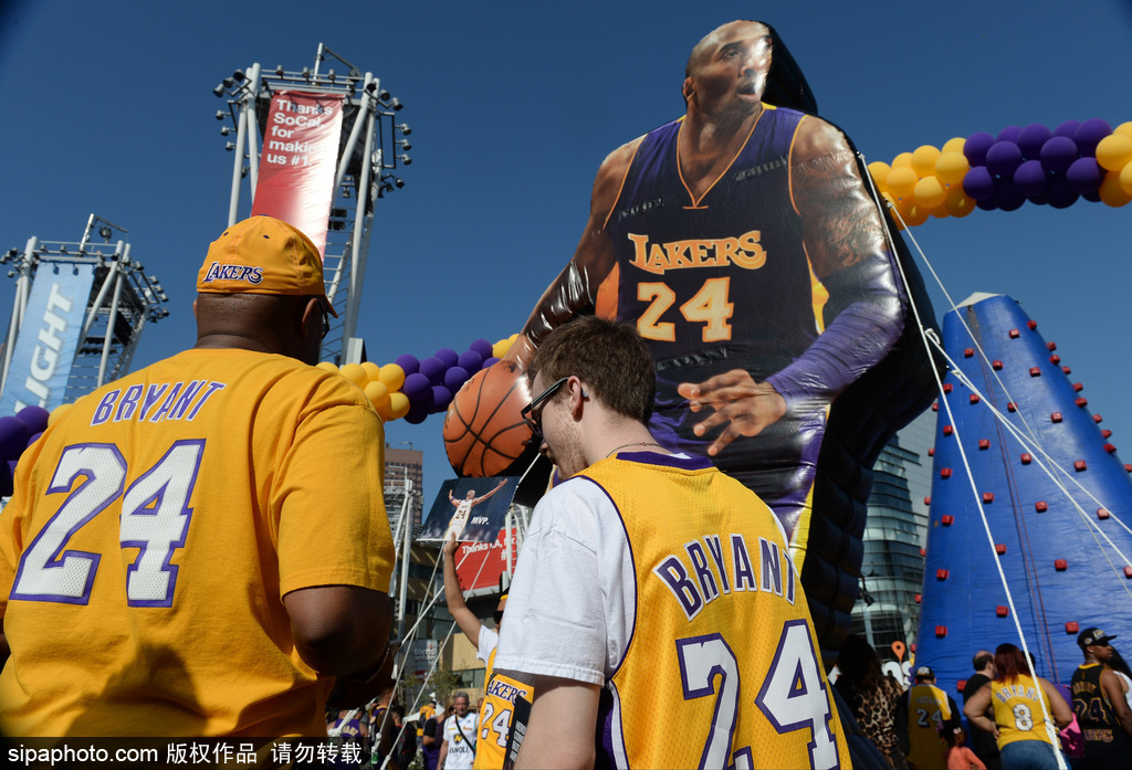 科比最后一戰(zhàn) 眾多粉絲齊聚送祝福 科比最后一戰(zhàn) 眾多粉絲齊聚送祝福