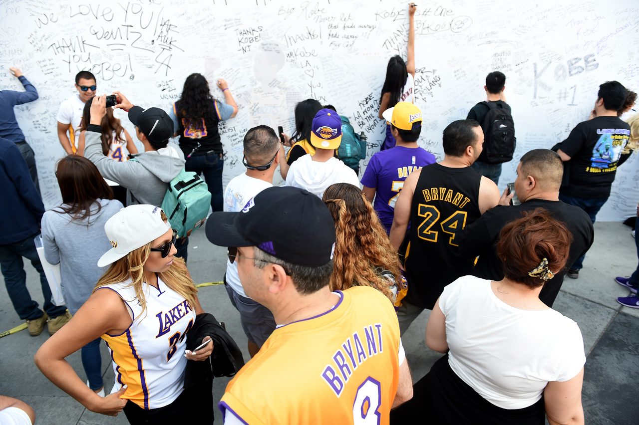 科比最后一戰(zhàn) 眾多粉絲齊聚送祝福 科比最后一戰(zhàn) 眾多粉絲齊聚送祝福