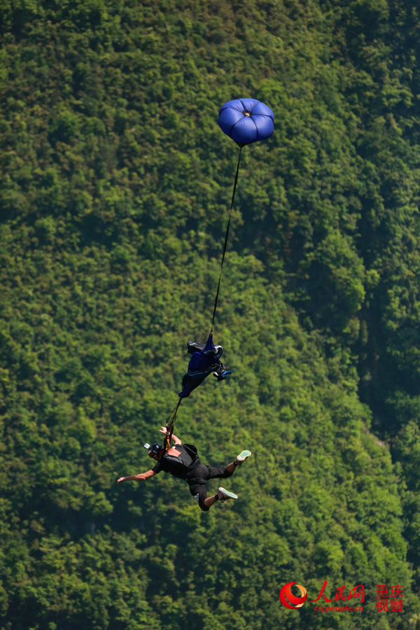 28日，2016世界低空跳傘大賽在重慶云陽(yáng)龍缸景區(qū)正式開(kāi)賽。圖為選手角逐中。劉政寧 攝
