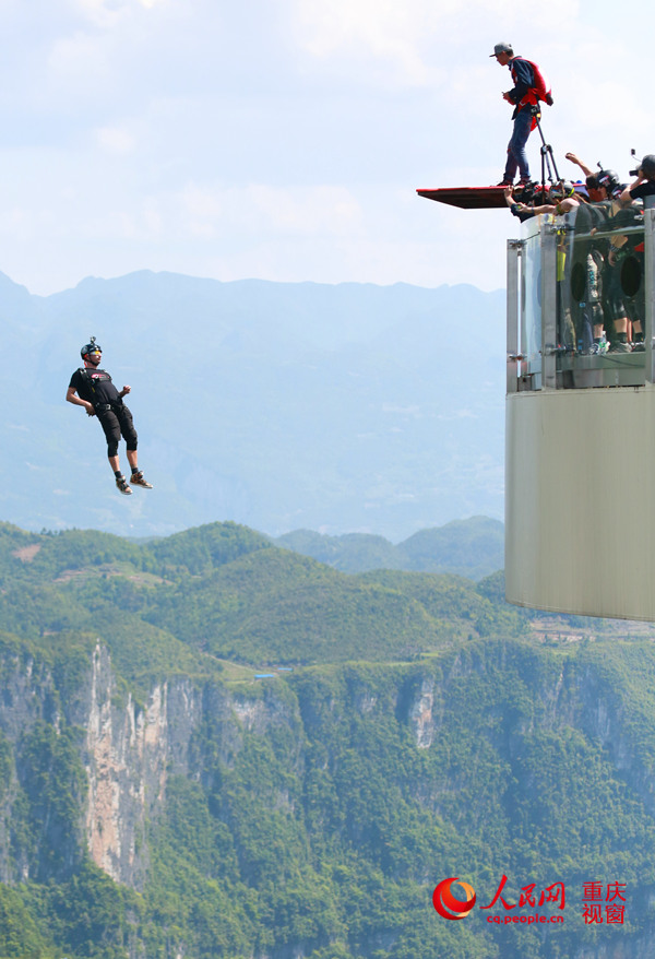 28日，2016世界低空跳傘大賽在重慶云陽(yáng)龍缸景區(qū)正式開(kāi)賽。圖為選手角逐中。劉政寧 攝