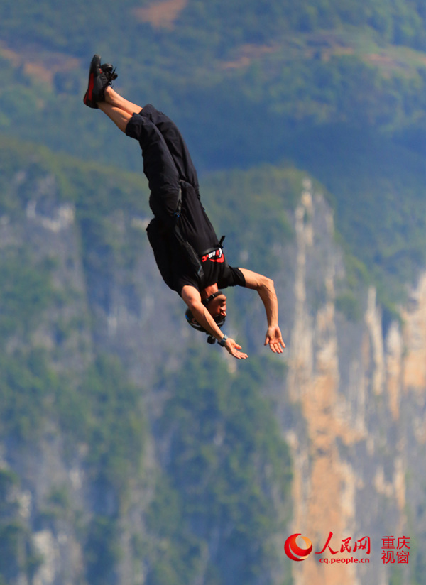 28日，2016世界低空跳傘大賽在重慶云陽(yáng)龍缸景區(qū)正式開(kāi)賽。圖為選手角逐中。劉政寧 攝