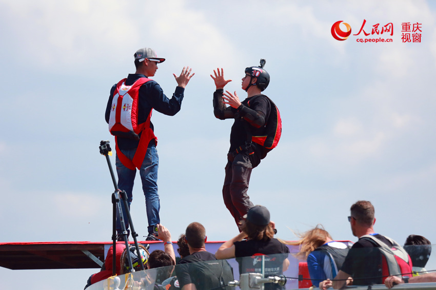 28日，2016世界低空跳傘大賽在重慶云陽(yáng)龍缸景區(qū)正式開(kāi)賽。圖為選手角逐中。劉政寧 攝