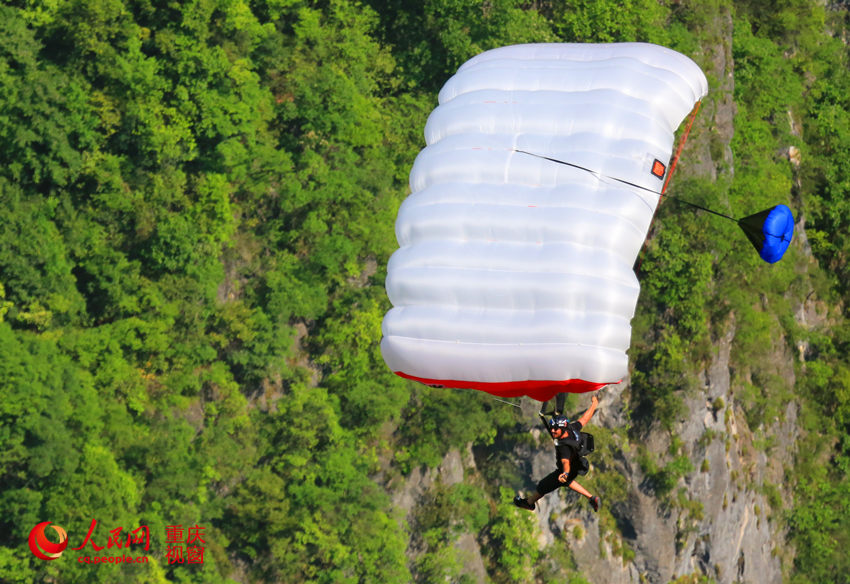 28日，2016世界低空跳傘大賽在重慶云陽(yáng)龍缸景區(qū)正式開(kāi)賽。圖為選手角逐中。劉政寧 攝
