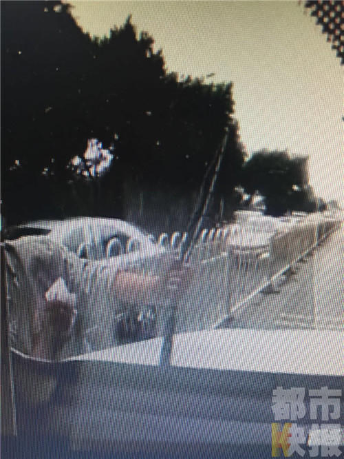 西安:老人攔車要錢 不給就掰彎雨刷器 西安:老人攔車要錢 不給就掰彎雨刷器