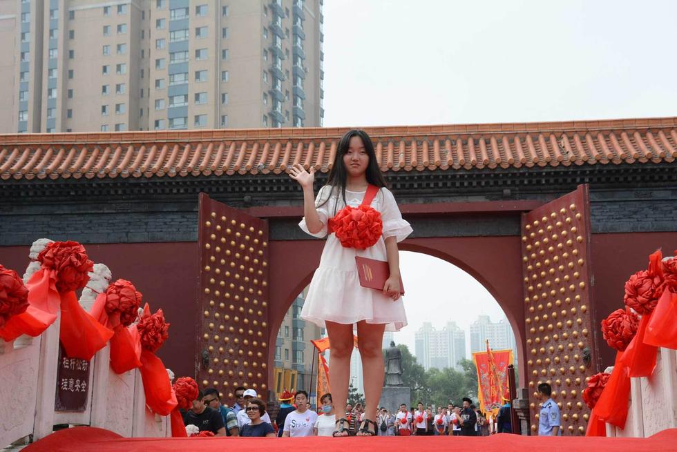 吉林高考狀元走紅毯過狀元橋拜孔子領(lǐng)獎金 吉林高考狀元走紅毯過狀元橋拜孔子領(lǐng)獎金