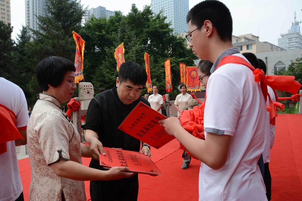 吉林高考狀元走紅毯過狀元橋拜孔子領(lǐng)獎金 吉林高考狀元走紅毯過狀元橋拜孔子領(lǐng)獎金
