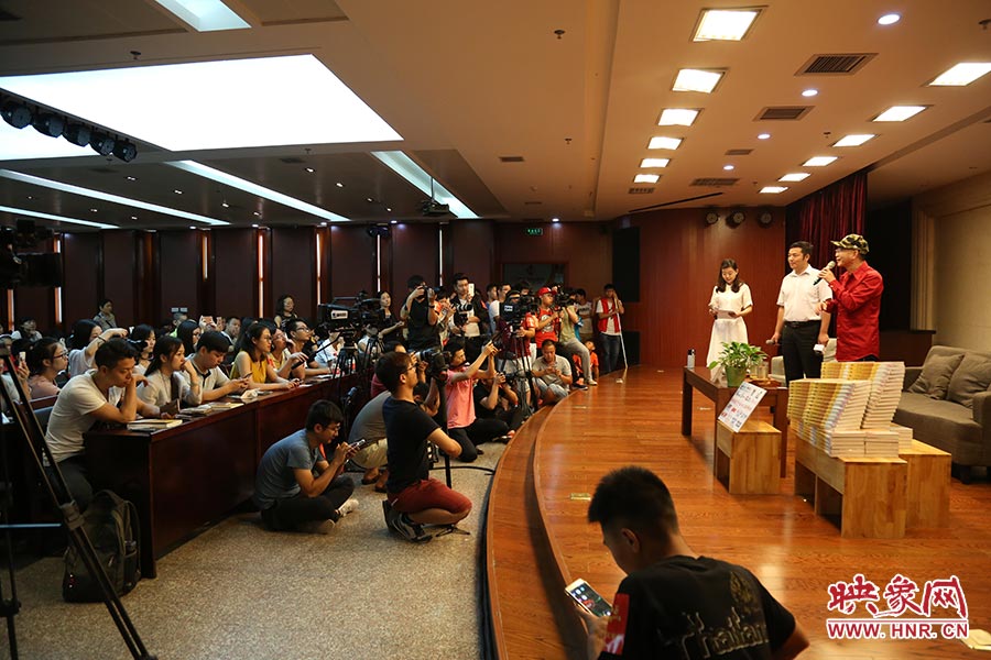 河南本土主流媒體基本全部到場(chǎng)，六小齡童接受記者提問(wèn)。