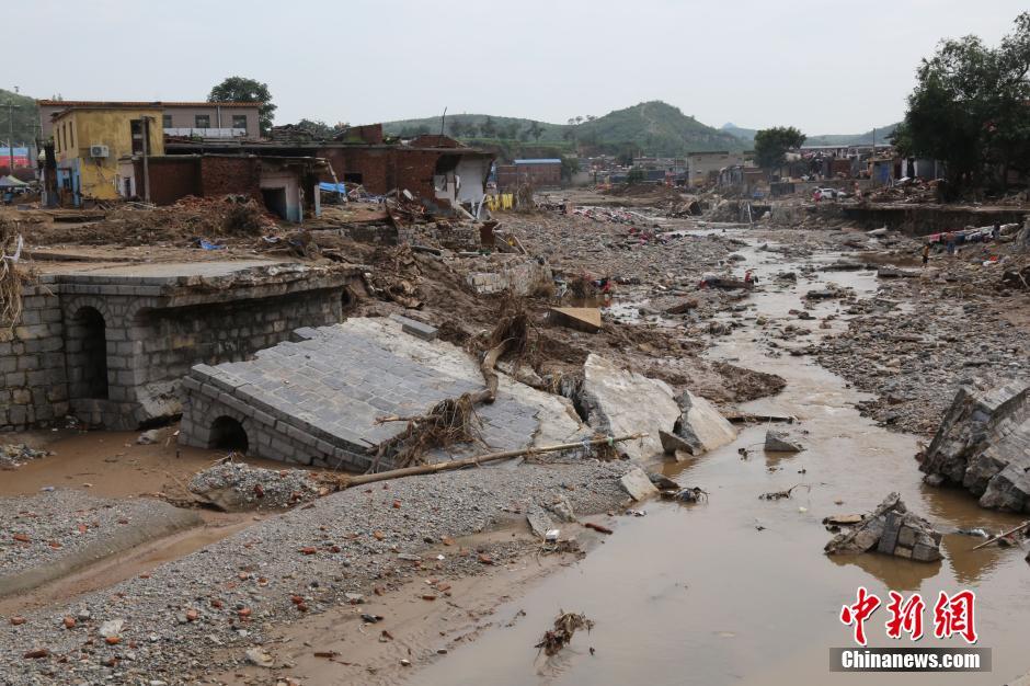 圖為都里鎮(zhèn)被洪水沖斷的橋梁。