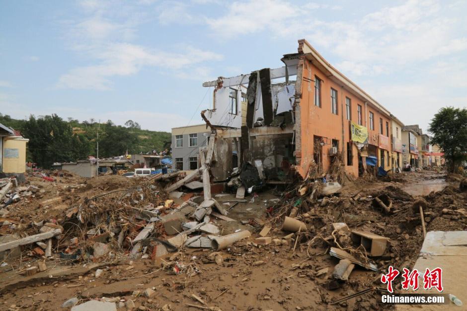 圖為被洪水沖垮的小樓。