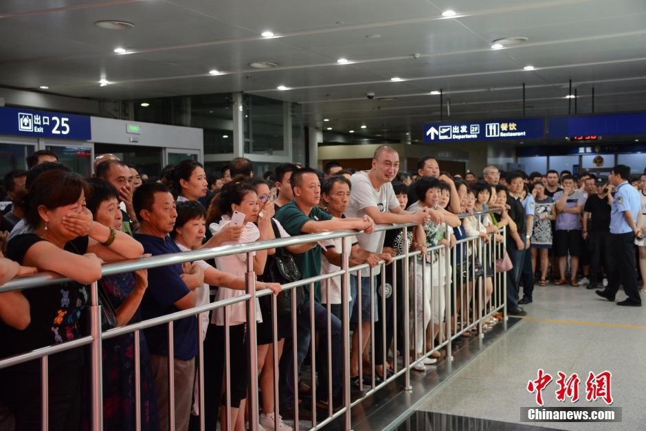 當(dāng)日18時(shí)許，前來(lái)接機(jī)的家屬陸續(xù)來(lái)到大連機(jī)場(chǎng)，等候著其他親屬帶著親人骨灰“回家”。