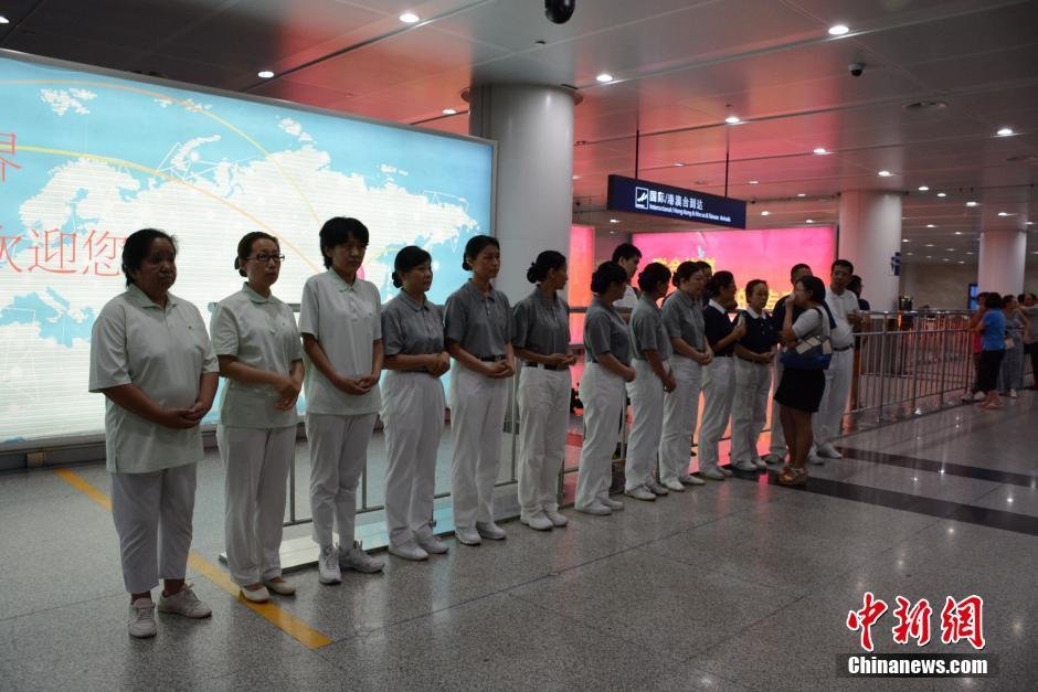 圖為臺(tái)灣慈濟(jì)慈善基金會(huì)大連聯(lián)絡(luò)處工作人員等候罹難者家屬。