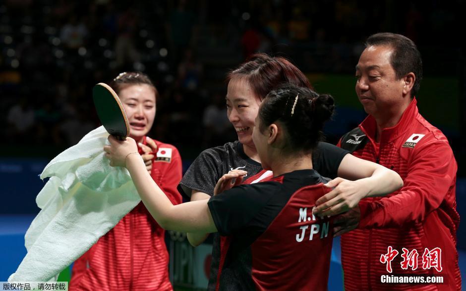 日本擊敗新加坡奪乒乓女團(tuán)摘銅 福原愛(ài)哭了 日本擊敗新加坡奪乒乓女團(tuán)摘銅 福原愛(ài)哭了