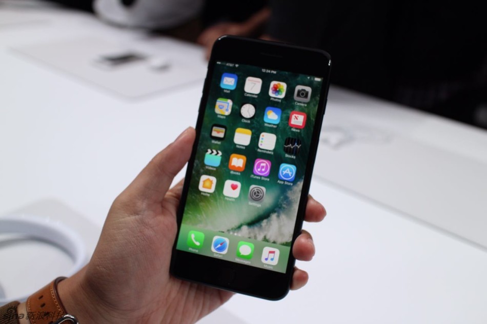 iPhone 7發(fā)布迎10大更新 亮黑配色成亮點(diǎn) iPhone 7發(fā)布迎10大更新 亮黑配色成亮點(diǎn)