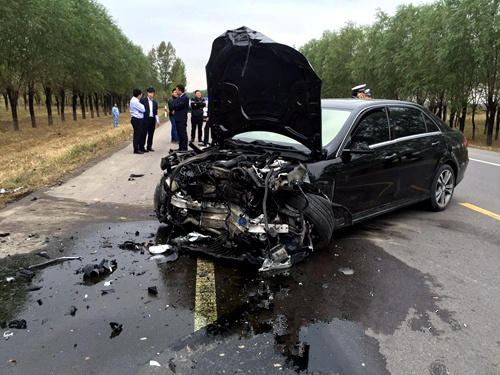 山東:奔馳撞夏利 傷的都不輕