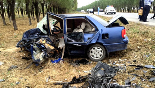 山東:奔馳撞夏利 傷的都不輕