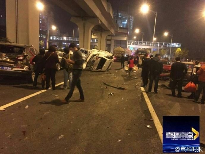 南京一大貨車剎車失靈 連撞17輛車 南京一大貨車剎車失靈 連撞17輛車
