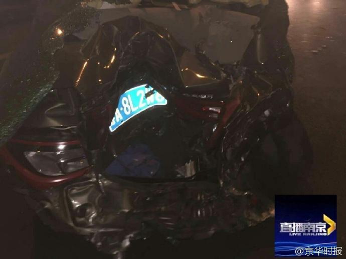 南京一大貨車剎車失靈 連撞17輛車 南京一大貨車剎車失靈 連撞17輛車