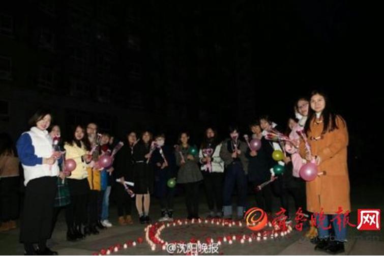 男生被20名女生告白:整個人蒙了 男生被20名女生告白:整個人蒙了