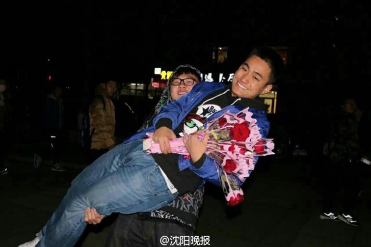 男生被20名女生告白:整個人蒙了 男生被20名女生告白:整個人蒙了