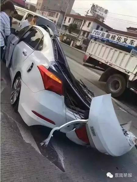 掛車側(cè)翻將轎車壓成鐵餅 司機(jī)大難不死 掛車側(cè)翻將轎車壓成鐵餅 司機(jī)大難不死