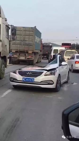 掛車側(cè)翻將轎車壓成鐵餅 司機(jī)大難不死 掛車側(cè)翻將轎車壓成鐵餅 司機(jī)大難不死