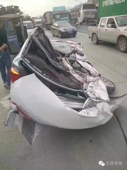 掛車側(cè)翻將轎車壓成鐵餅 司機(jī)大難不死 掛車側(cè)翻將轎車壓成鐵餅 司機(jī)大難不死