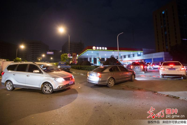 油價(jià)創(chuàng)四年來最大漲幅 杭州車主深夜排長(zhǎng)隊(duì)加油