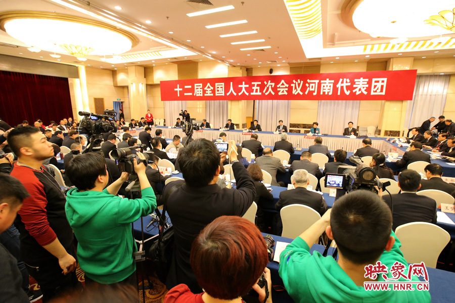 記者擠滿了媒體區(qū)，前來聽取河南“聲音”