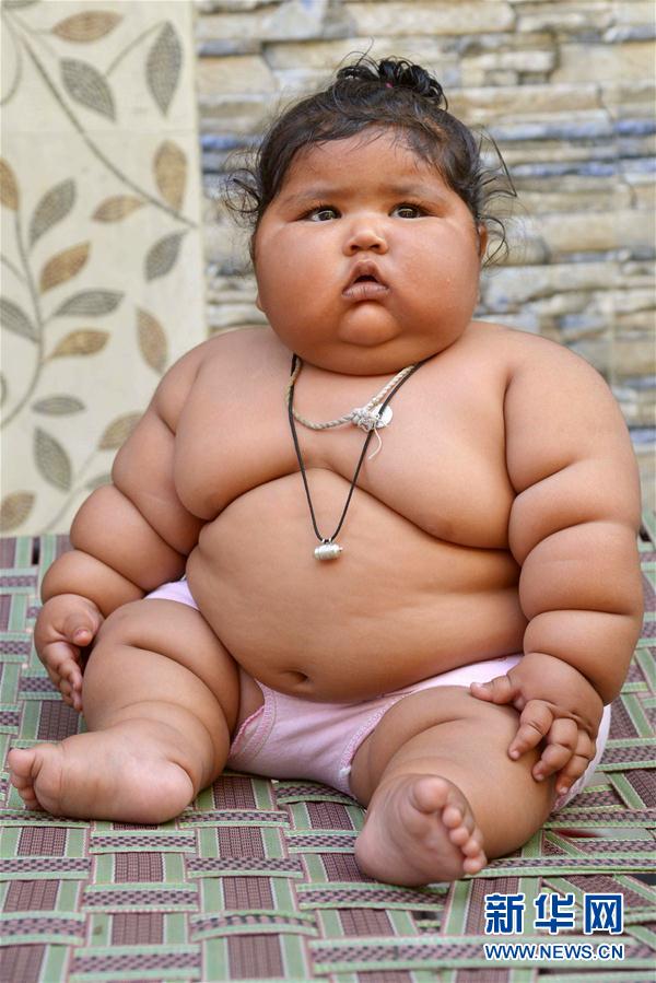 4月17日，在印度阿姆利則，女孩查哈特在家中。