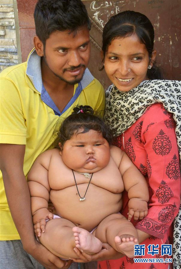 4月17日，在印度阿姆利則，女孩查哈特（中）和父母在家中。