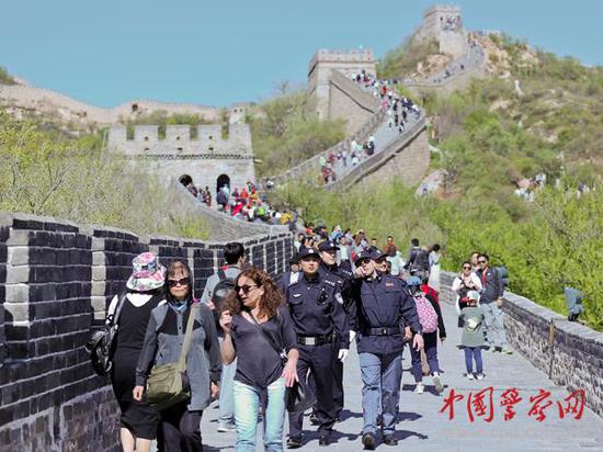 參加聯(lián)合巡邏的中意警察在長(zhǎng)城上巡邏。本網(wǎng)記者 陳路坤 攝