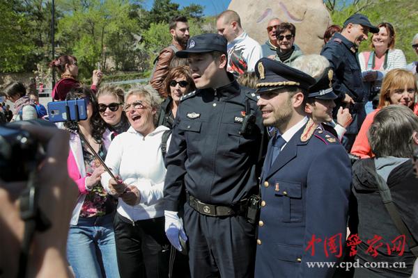 游客與聯(lián)合巡邏的中意警察合影。本網(wǎng)記者 陳路坤 攝