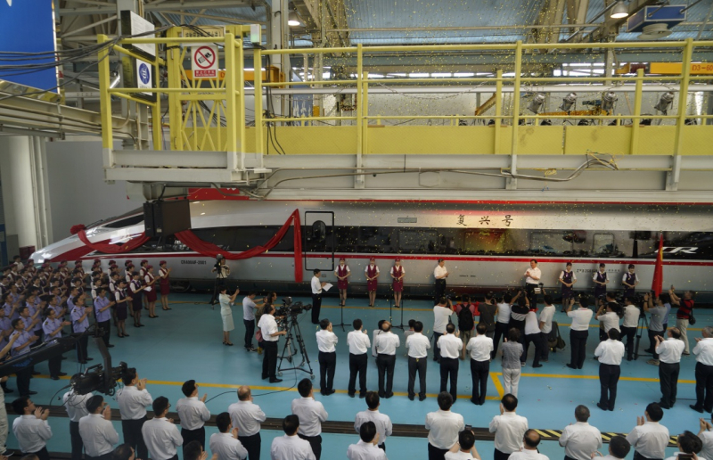 當(dāng)日，由中國(guó)鐵路總公司牽頭組織研制、具有完全自主知識(shí)產(chǎn)權(quán)、達(dá)到世界先進(jìn)水平的中國(guó)標(biāo)準(zhǔn)動(dòng)車(chē)組被命名為“復(fù)興號(hào)”?！皬?fù)興號(hào)”將于6月26日在京滬高鐵兩端的北京南站和上海虹橋站雙向首發(fā)。