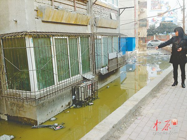 　　居民看著污水溝滿是無奈。