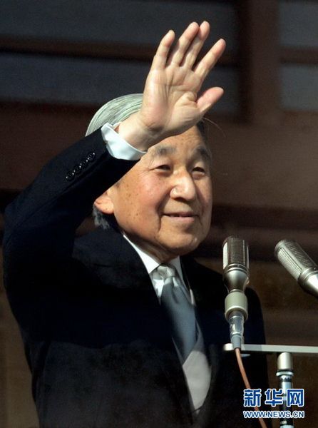 當(dāng)?shù)貢r(shí)間12月23日，在位于日本東京的皇宮，日本明仁天皇向民眾致意。