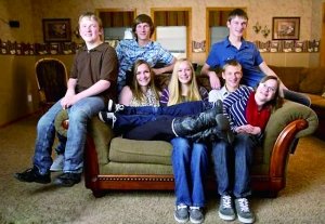 長大后的七胞胎。