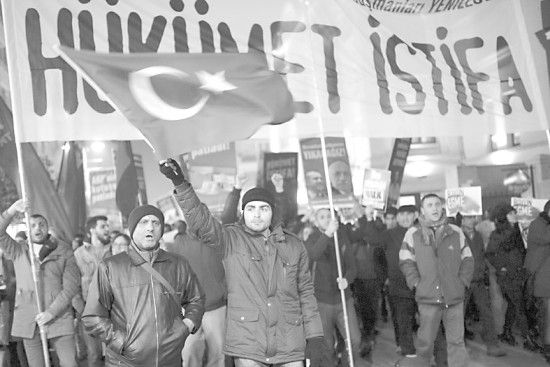 　土耳其民眾25日抗議政府貪腐行為。