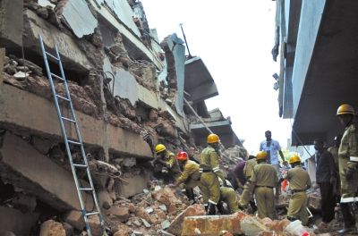 4日，印度卡納科納，救援人員正在搜尋被掩埋的幸存者和遇難者遺體。圖/東方IC