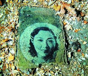 一名年輕女子的照片，很可能是當(dāng)年士兵的家人。