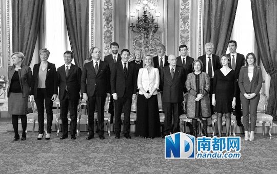 2月22日，在意大利羅馬總統(tǒng)府，新任總理馬泰奧·倫齊(前左五)與總統(tǒng)納波利塔諾(前右四)及新內(nèi)閣成員