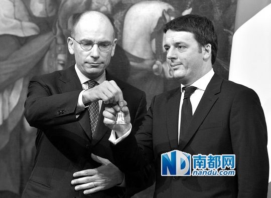 2月22日，在意大利羅馬總理府，新任總理馬泰奧·倫齊(右)與前任總理恩里科·萊塔舉行交接儀式。