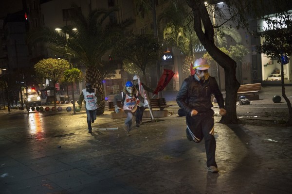 當(dāng)?shù)貢r間2014年2月25日，土耳其伊斯坦布爾，總理涉腐錄音引發(fā)全國抗議，要求本屆政府下臺。