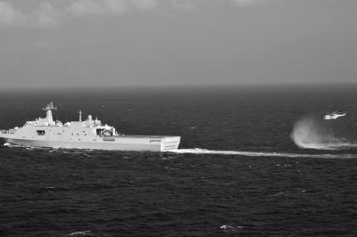 11日，抵達(dá)馬航飛機(jī)失聯(lián)海區(qū)的海軍井岡山艦與艦載直升機(jī)協(xié)同展開(kāi)立體搜救行動(dòng)。新華社發(fā)