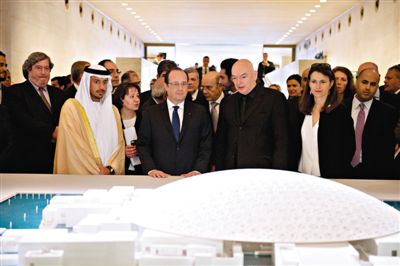 4月29日，法國總統(tǒng)奧朗德（中）和阿布扎比文化遺產(chǎn)委員會主席蘇爾坦親王（左）一起觀看“阿布扎比盧浮宮”建筑模型。盧浮宮計(jì)劃打造“阿布扎比盧浮宮”，以推廣法國文化。