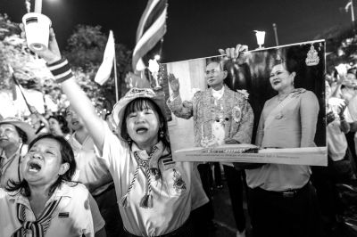 5日，泰國巴蜀府海濱度假勝地華欣，數(shù)萬民眾身穿國王的代表色“黃色”T恤，自發(fā)上街，口喊“國王萬歲”的口號。