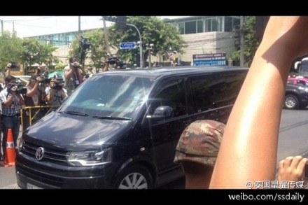 英拉乘坐其私人防彈車抵達軍方設施。