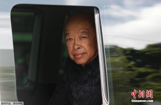 圖為泰國(guó)前副總理素拉蓬抵達(dá)陸軍俱樂部。