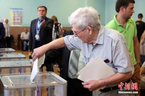 　5月25日，一名烏克蘭選民把填好的選票投入選票箱。