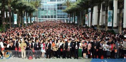 中國7000人旅行團(tuán)在美唱國歌 人均消費1萬美元